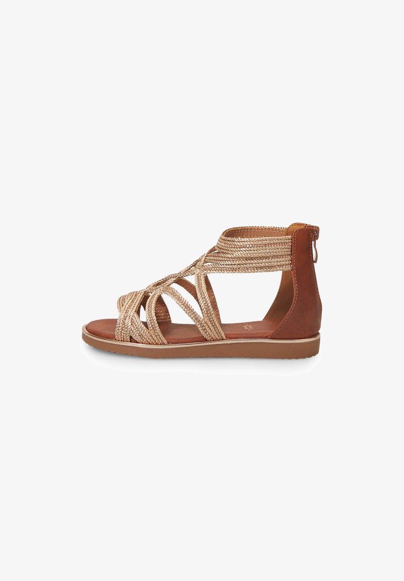 Sandal strappy dengan bagian atas serat alami yang dipilin berwarna krem, tumit kulit cokelat kontras, dan sol karet datar.