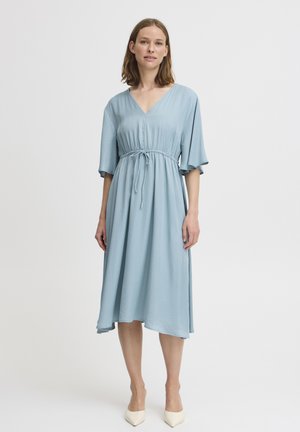 Himmelblaues, knielanges Kleid mit V-Ausschnitt, tailliertem Bund und kurzen, lockeren Ärmeln. Glatte Textur mit fließender Silhouette.