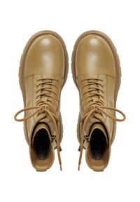 Beige bőr bokacsizmák sima felülettel, kerek orral, elülső fűzéssel és oldalsó cipzárral. Texturált talp látható kontrasztvarrással.
