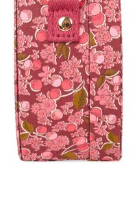 Portafoglio in tessuto decorato con un design floreale e di frutta in tonalità di rosa e burgundy, chiuso con una fascia rosa e uno snap dorato.