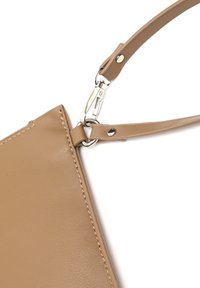 Hnedá kožená taška s rohom, s odnímateľným popruhom zabezpečeným strieborným kovovým zapínaním a nitmi na bielom pozadí.