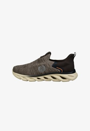 Zapatillas deportivas sin cordones con parte superior de punto marrón transpirable, suela de color crema, patrones texturizados y acentos negros. Presentan un logo en el lateral.