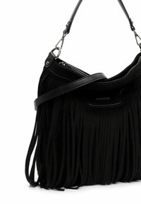 Borsa a tracolla in pelle nera con dettagli in frange, una corta tracolla e chiusura con zip, caratterizzata da un esterno a superficie liscia.