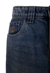 Jeans in denim blu scuro con vita alta, caratterizzati da un piccolo ricamo a forma di simbolo della pace sulla tasca anteriore e dettagli di cucitura standard.