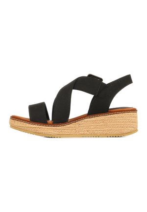 Sandale compensée noire avec des brides croisées et une semelle plateforme tressée beige, bout ouvert et bride arrière réglable.