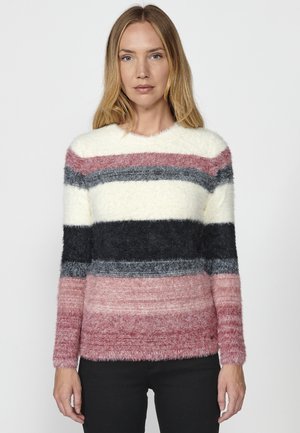 Pull rayé duveteux avec des bandes horizontales de blanc, gris, bleu marine et rose. Encolure crew et manches longues. Texture douce.