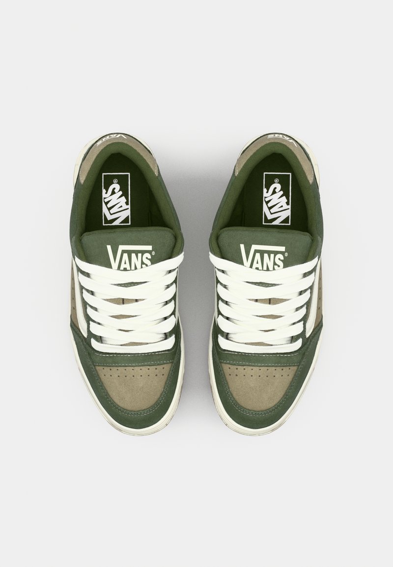 Sneakers Vans verdi e beige con lacci bianchi, colletto imbottito e cuciture a contrasto. Presenta il logo sulla linguetta e sul lato.