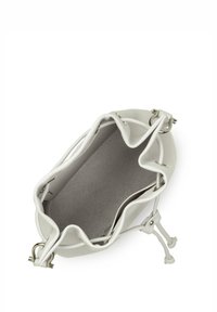 Sac seau en cuir blanc avec une ouverture resserrée, quincaillerie en argent, intérieur texturé et bords arrondis. La doublure présente une teinte douce et neutre.