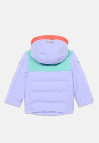 Kinderpaddedjacke mit Kapuze, farbig blockiert in Lavendel, Mintgrün und Koralle, mit Helly Hansen-Branding auf dem Rücken und der Kapuze.