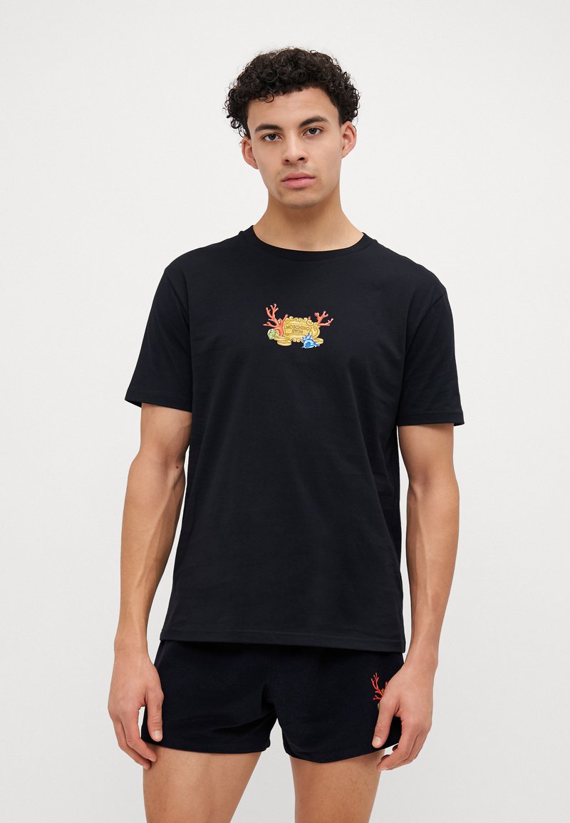 Schwarzes Baumwoll-T-Shirt mit einem bunten bestickten Design von Korallen und Figuren auf der Vorderseite. Kurze Ärmel, Rundhalsausschnitt.