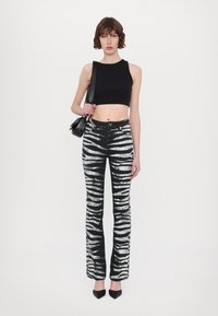 Roberto Cavalli Alt laienevad teksad - nero/bianco