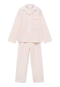 Ensemble de pyjama rayé rose pâle comprenant une chemise à boutons avec une poche et un pantalon long, fabriqué en tissu doux avec une texture lisse.