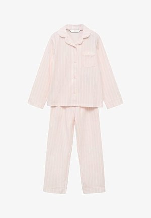 Ensemble de pyjama rayé rose pâle comprenant une chemise à boutons avec une poche et un pantalon long, fabriqué en tissu doux avec une texture lisse.
