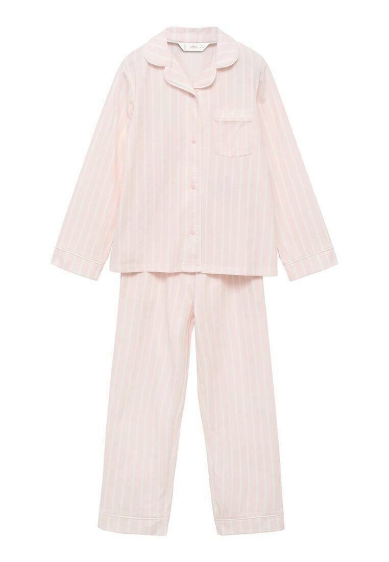 Ensemble de pyjama rayé rose pâle comprenant une chemise à boutons avec une poche et un pantalon long, fabriqué en tissu doux avec une texture lisse.