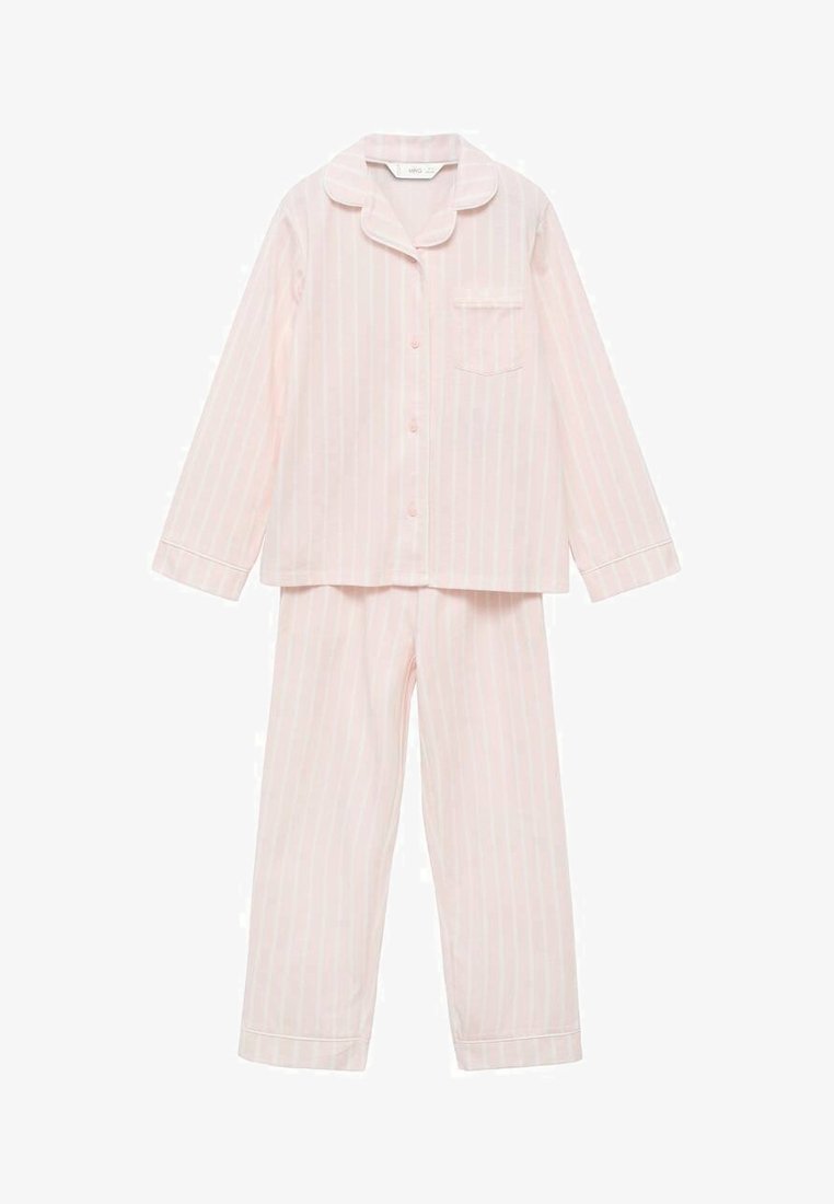 Svetlo roza prugasta pižama, ki vključuje srajco na gumbe s žepom in dolge hlače, izdelana iz mehkega blaga z gladko teksturo.