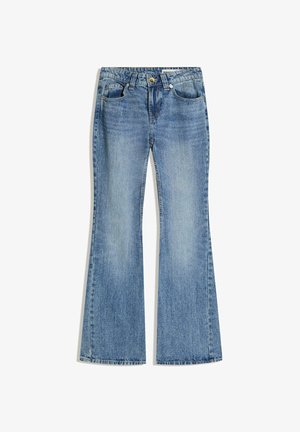 Kék farmernadrág magas derékrésszel és bővülő szárakkal, elülső zsebekkel és gombos záródással.