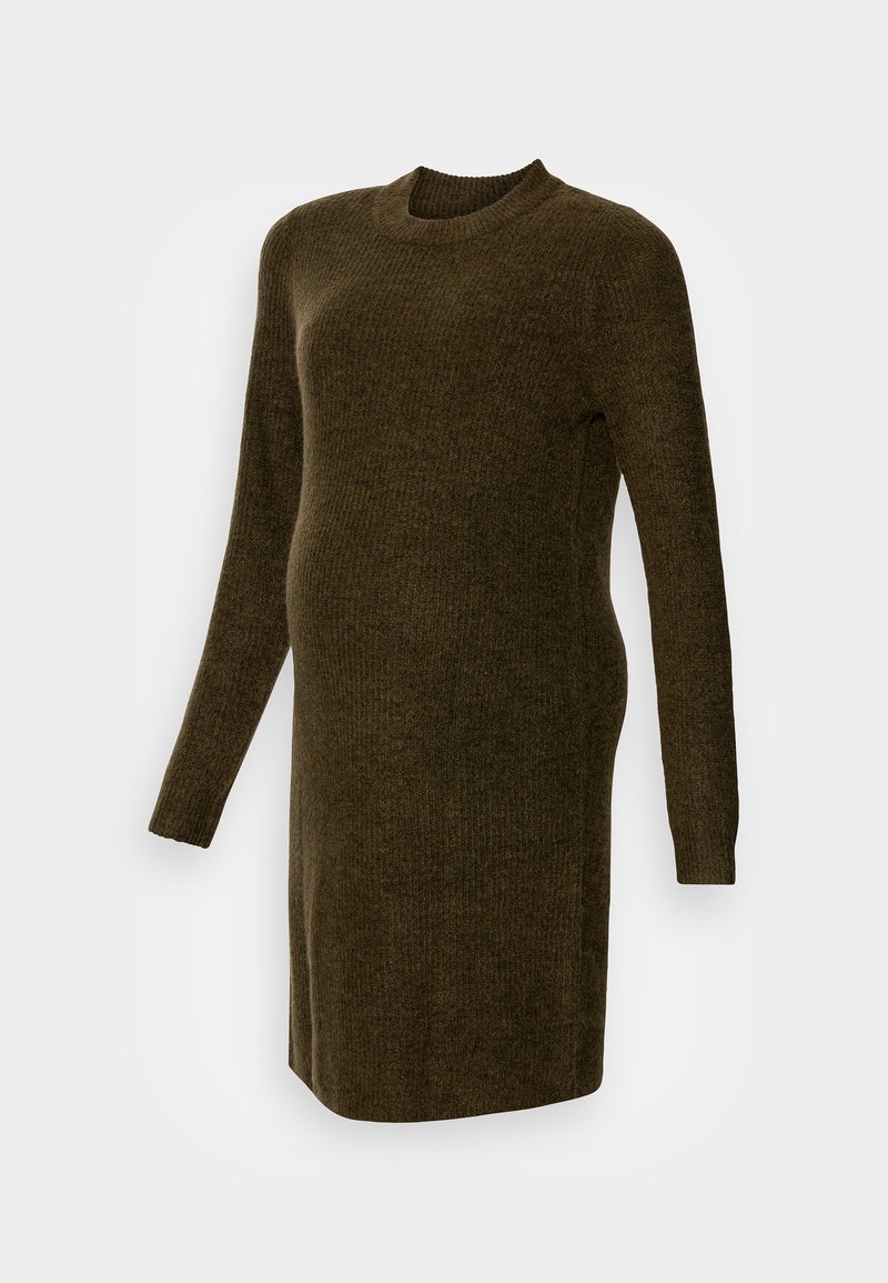 Robe de maternité en maille vert olive, manches longues, longueur genou, avec un col rond sur fond clair uni.