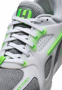 Szare i białe buty sportowe z zielonymi akcentami, z plecioną fakturą, perforowanymi detalami i płaskimi sznurówkami, zaprojektowane z myślą o wydajności.