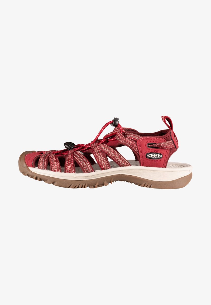 Scarpe rosse con cinturini intrecciati, cordino elastico regolabile e suola in gomma. Presentano un plantare sagomato e una superficie testurizzata per una migliore aderenza.