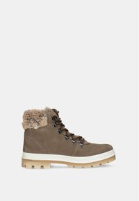 Bottines en suède marron avec un col en fausse fourrure, des lacets en métal et une semelle en caoutchouc beige épaisse. Présente une surface texturée et un design durable.
