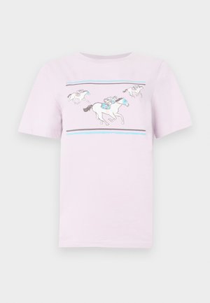 Hellrosa Baumwoll-T-Shirt mit einer Grafik von Pferden und Reitern in Blau- und Grautönen. Kurzärmlig und mit Rundhalsausschnitt.