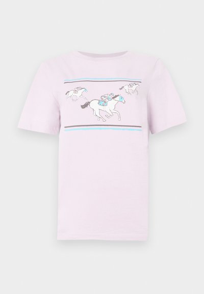Ρόζ βαμβακερό μπλουζάκι με γραφικό σχέδιο αλόγων και αναβατών με μπλε και γκρι αποχρώσεις. Κοντά μανίκια και λαιμόκοψη στρογγυλή.