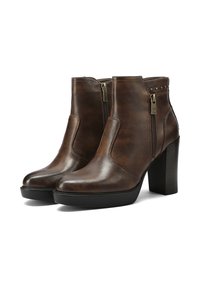 Stivaletti in pelle marrone con finitura liscia, cerniere laterali e tacco largo. Presentano borchie lungo il bordo superiore.