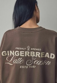 Next CHRISTMAS GINGER BREAD LATTE GRAPHIC CREW NECK - Bluză de molton - chocolate brown