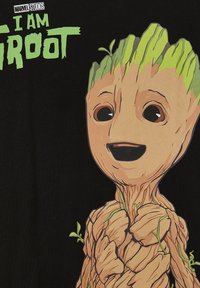 T-shirt nera con un personaggio dei cartoni animati dal texture legnosa, capelli verdi e germogli, con il testo "IO SONO GROOT" in verde.