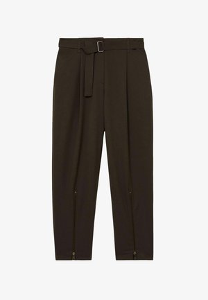 Hosen aus dunkelbraunem Stoff mit einem Gürtel mit einer Metallschnalle, gefalteter Vorderseite und Reißverschlüssen an den Knöcheln. Glatte Textur.