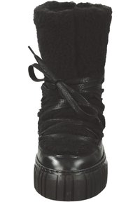 Schwarzer High-Top-Schuh aus strukturiertem Stoff und glattem Leder, mit einer Schnürung vorne, flachen schwarzen Schnürsenkeln und einer dicken, gerippten Sohle.