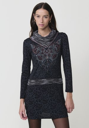 Schwarzes Sweaterkleid mit langen Ärmeln und einem Schalkragen. Verfügt über ein gesticktes Schmetterlingsdesign mit bunten Akzenten und einem strukturierten Stoff.