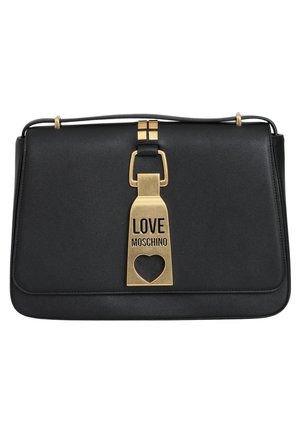 Bolso rectangular negro con herrajes dorados, asa superior y una placa central dorada grabada con "LOVE MOSCHINO" y un recorte de corazón.