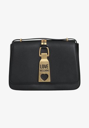 Bolso rectangular negro con herrajes dorados, asa superior y una placa central dorada grabada con "LOVE MOSCHINO" y un recorte de corazón.