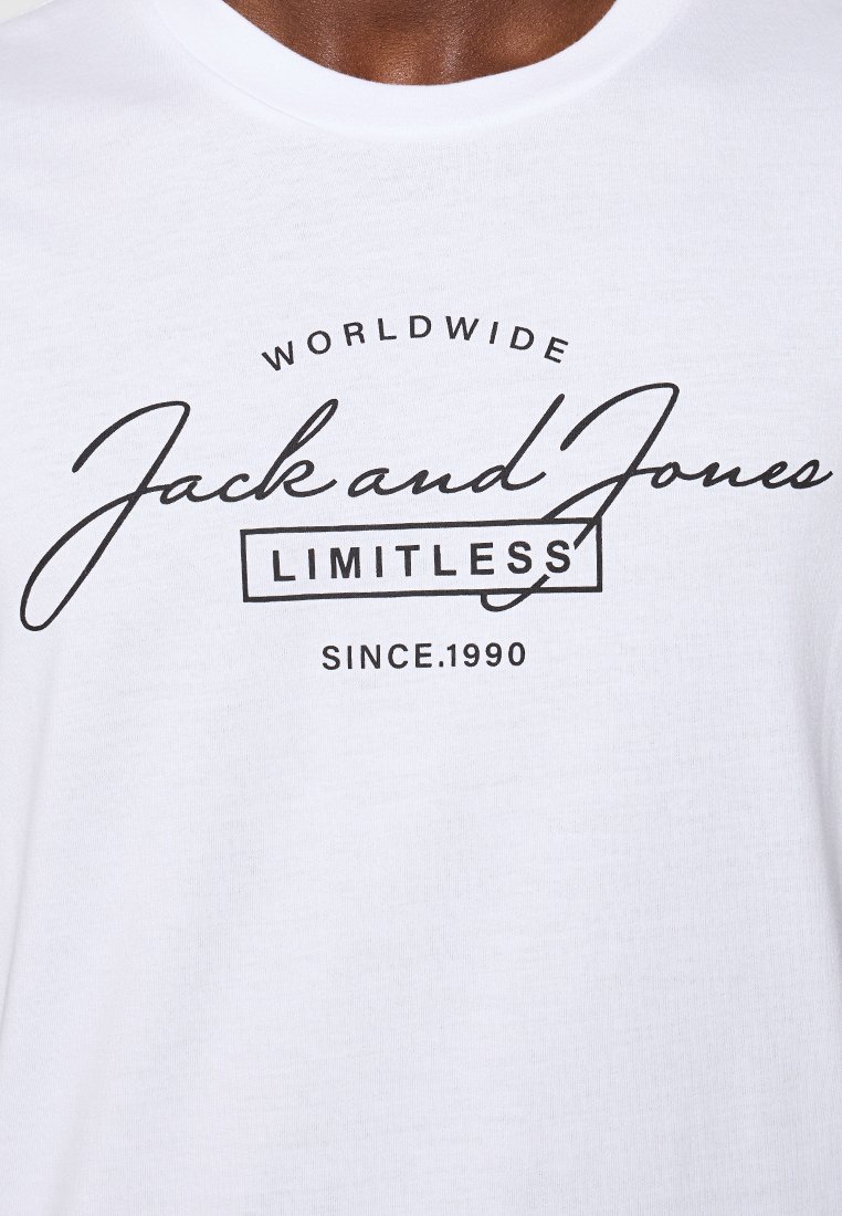Weißes Baumwoll-T-Shirt mit fettem schwarzen Text: "WORLDWIDE Jack and Jones LIMITLESS SINCE 1990" in verschiedenen Schriftarten und Stilen.