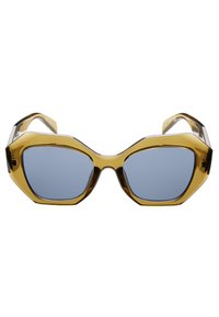 Keltaisella sävyllä varustetut kuusikulmaiset aurinkolasit, joissa on siniset linssit ja läpinäkyvät yksityiskohdat. Korostaa rohkeaa geometrista muotoa ja tyylikkäitä temppeleitä.