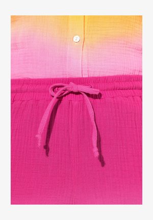 Conjunto de tela texturizada rosa que presenta un degradado de naranja a rosa en la parte superior, con un cierre de botón y una cinturilla elástica con cordón.