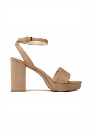 Sandalia beige de ante con tacón grueso de bloque, plataforma, tira frontal y correa ajustable en el tobillo con hebilla.