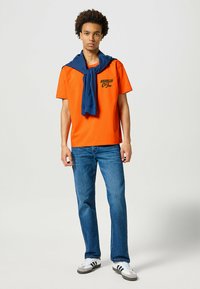 Wrangler CASEY GRAPHIC TEE - T-shirt med print - red orange