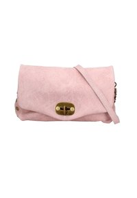 Clutch bag in ecopelle rosa con design a pieghe, hardware in ottone e tracolla rimovibile. Texture liscia con decorazioni minime.