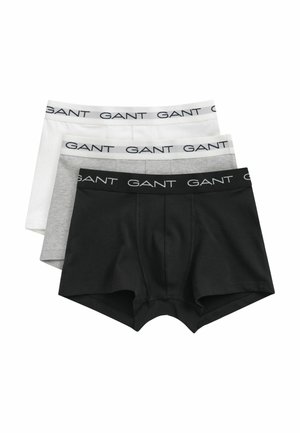 Trois paires de boxeurs : noir, gris et blanc. Chacune présente une ceinture contrastante avec "GANT" en lettres noires. Matière en coton doux.