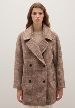 Abrigo marrón a cuadros de doble botonadura con solapas anchas, hecho de tela texturizada. Presenta doble botonadura y un ajuste relajado.