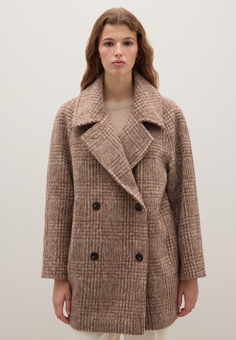 Brauner karierten Mantel mit doppelreihiger Knopfleiste und breitem Revers, aus strukturierter Stoff gefertigt. Verfügt über doppelte Knöpfe und eine lockere Passform.