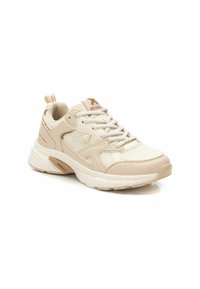 Scarpe da ginnastica beige in materiale mesh e sintetico, con un design testurizzato, intersuola bianca e logo a contrasto sulla linguetta.