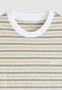 Stripete T-skjorte i beige, grønn og hvit. Har en rund hvit krage og en liten Levis-logo i hvitt på fronten. Laget av bomull.
