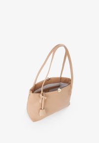 Borsa a tracolla in pelle beige con una texture liscia, due manici lunghi e dettagli in oro. Presenta un ampio interno con una tasca con zip.