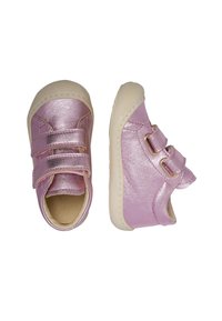 Scarpine per bambini di colore rosa metallizzato con due fasce in Velcro, suole in gomma beige, forma arrotondata e texture liscia.
