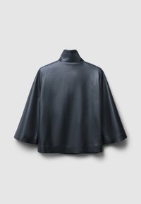 Giacca nera in ecopelle con colletto alto e maniche ampie, caratterizzata da una texture liscia e un design minimalista. Vista posteriore.