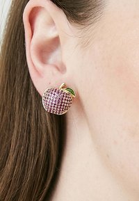 Orecchini a forma di mela in tonalità oro, decorati con cristalli rosa e viola, con un accento a forma di foglia verde. Adatti per outfit casual o giocosi.