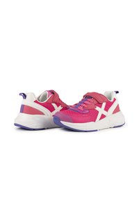 Scarpe da ginnastica rosa con parte superiore in rete, dettagli bianchi e viola. Presentano lacci e una fascia in velcro per una vestibilità sicura, suola imbottita.